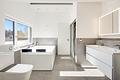 Moderne Haushälfte von 2016 mit Dachterrasse und Alpenblick in begehrter Villenlage -  Luxuriöses Masterbad mit Doppelwhirlpool