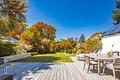 Großzügiges Familiendomizil mit Spa-Bereich, Traumgarten und Pool in Villenlage - Herbstsonne auf der Terrasse