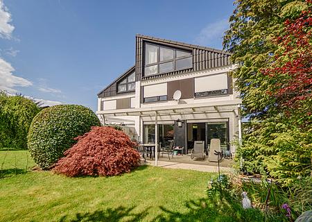 Attraktive Doppelhaushälfte in begehrter Lage mit großzügigem Garten - Gartenansicht