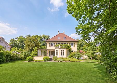 Klassische Villa von 1928 mit 6 Schlafzimmern, viel Charme und Traumgarten in unverbauter Bestlage - Charmante Altbau-Villa