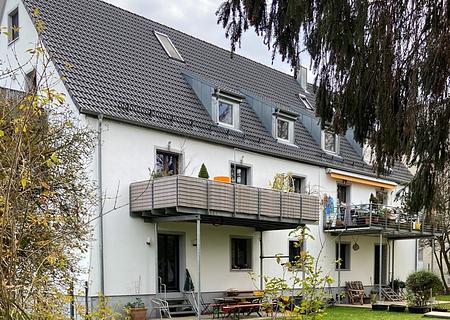 3-Zimmer-Wohnung mit Sonnenterrasse, 400 m² Gartenanteil und beheizten Hobby-Raum in Unterföhring! - Aussenansicht 