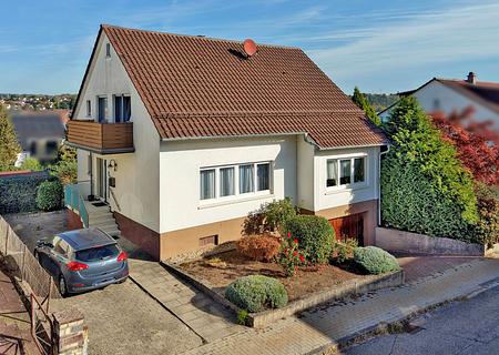 Großzügiges Einfamilienhaus auf weitläufigem Grundstück mit besonderem Potenzial - Hausansicht