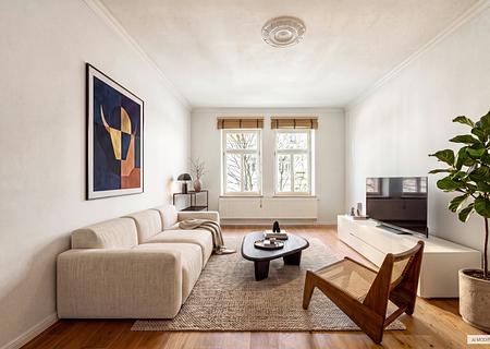 In begehrter Lage: Helle, ideal geschnittene 2,5-Zimmer-Altbauwohnung mit geplantem Balkon - Wohnzimmer (Visualisierung)