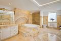 À la française: Elegant-luxuriöse Familien-Villa mit Spa im feinsten Herzogpark - Hinterleuchtetes Masterbad