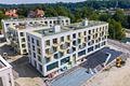 Fertigstellung noch diesen Sommer! Wohnen im Grünen: XXL-Familienwohnung mit phantastischem Garten - Blick auf das Gebäude