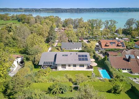 Familienvilla mit Pool, luftigem Strandhausflair, Seeblick, Lift und Einliegerwohnung in Seenähe - Attraktives Familiendomizil