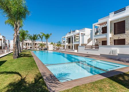 Sehr schöne Obergeschoss-Wohnungen mit 2 Schlafzimmern, 2 Badezimmern, Dachterrasse und 2 Gemeinschaftspool