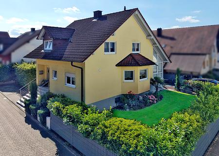 Einziehen und wohlfühlen! Gepflegtes Familiendomizil mit Terrasse, Garten und viel Wohnraum - Haus und Garten