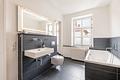 Lichtdurchflutete 2-Zimmer-Altbauwohnung mit Charme und Südbalkon am Zenettiplatz - Bad mit Wanne und Dusche