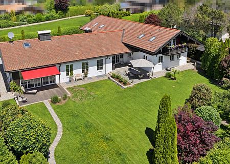Exklusive Landhausvilla am Tegernsee mit hochwertiger Ausstattung I 5 Jahre Wohnrecht für Verkäufer - Hausansicht Drohne