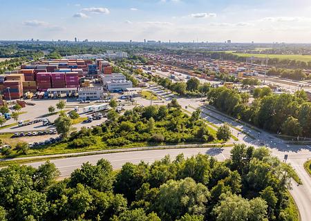 Attraktives Gewerbe-Grundstück mit Potenzial - Luftbild Grundstück und Umgebung
