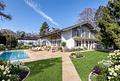 Sonniges Einfamilienhaus zur Neugestaltung auf ca. 1.804 m² großem Grundstück - Sonnenterrasse und Pool (Visualisierung)