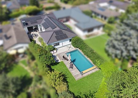 Hochwertig kernsaniert - modernes Wohnhaus mit Pool und Privatsphäre - Vogelperspektive