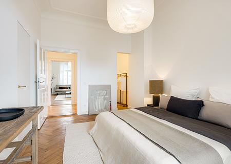 Eleganz und Charme: Soeben stilvoll modernisierte Altbauwohnung mit Balkon - Schlafzimmer mit Ankleide