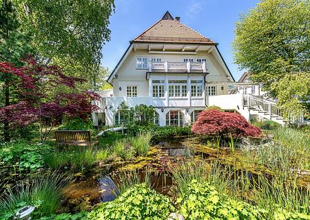 Stilvolle Maisonette-Wohnung mit Haus-im-Haus-Charakter und Traumgarten - Historische Villa von 1920