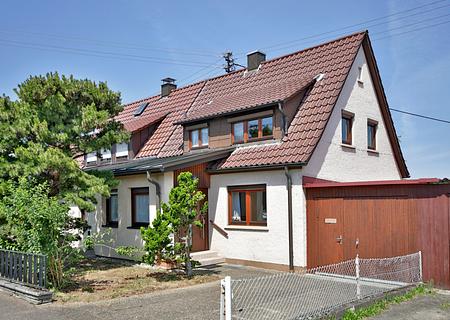 Birkenfeld: Kleine Doppelhaushälfte mit großer Werkstatt, Garage und Garten - Titelbild