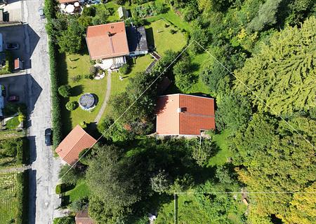Traumgrundstück:
Grüne Wohlfühloase mitten in Bad Tölz
- 2.090 m² Fläche
- Attraktive Bebaubarkeit - Grundstück aus der Vogelperspektive