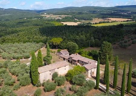 Das zum Verkauf stehende Anwesen ist von historischer Bedeutung und stammt aus dem Jahr 1779 - Siena