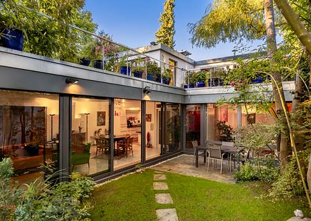 Architekten Atrium-Haus mit Dachterrasse, Garten und Pool in idyllischer Villenlage - Zweistöckiges Atrium-Haus