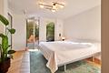 3-Zimmer-Maisonette mit Loggia und Terrasse im Stil eines Boutique-Hotels - Masterschlafzimmer zum Garten
