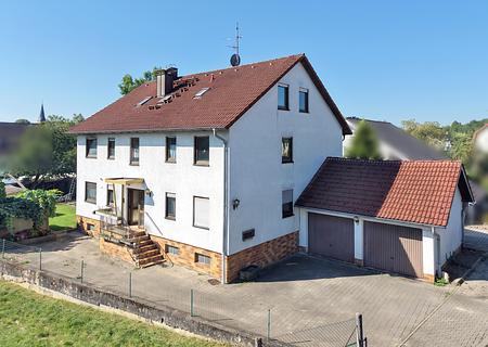 Investoren und große Familien aufgepasst: 2 Wohnungen in 3-Familien-Haus mit herrlich großem Garten - Haus Straßenseite