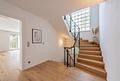 Sonniges Einfamilienhaus zur Neugestaltung auf ca. 1.804 m² großem Grundstück - Treppenhaus (virtuell möbliert)