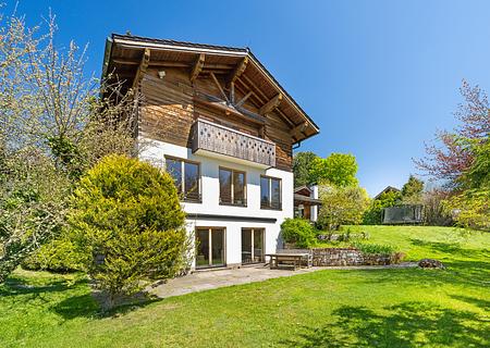 Chalet meets Purismus: Landhaus-Juwel mit Fernblick und Gästewohnung in Seenähe - Flexible Nutzungsmöglichkeiten