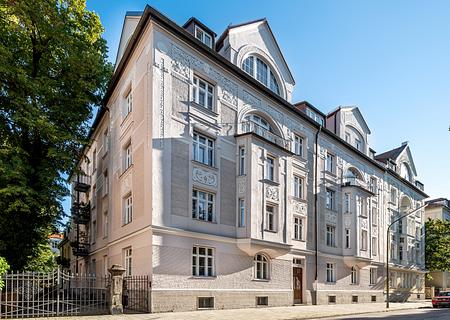 Urbane Eleganz: Stilvoll sanierte, bezugsbereite Altbauwohnung mit Balkon - Baudenkmal aus dem Jahr 1905