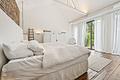 Exklusives Landhaus mit Loft-Charme in Pulheim - Hauptschlafzimmer mit Blick in den Garten