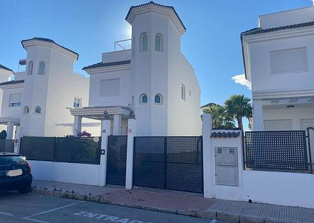 Villa mit 3 Schlafzimmern, 3 Bädern, Dachterrasse, Kfz-Stellplatz und Gemeinschaftspool