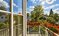 Traumhafte 3-Zi.-Dachgeschosswohnung über 2 Etagen in Trudering - Sonniger Balkon mit roten Geranien