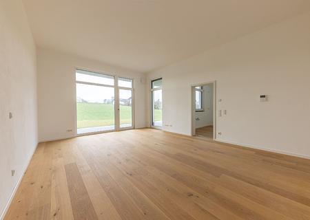✔ Erstbezug ✔ Freundliche Terrassenwohnung in Vilshofen an der Donau - Wohnzimmer mit Blick nach draußen und in die Küche