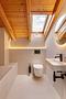Modernisiertes Reihenhaus mit Garten und hochwertiger Ausstattung in Holzkirchen - Helles Bad mit Badewanne