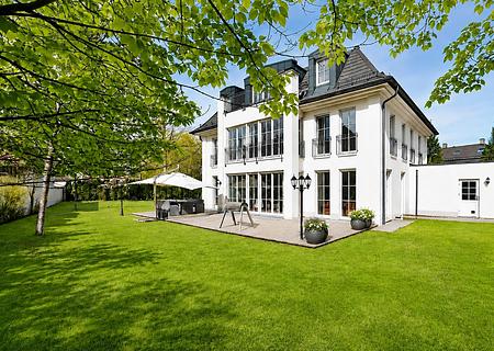 Raum für große Lebensentwürfe – Villa mit Südwestgarten in Solln - Gartenansicht mit Sonnenterrasse