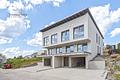 NEUBAU - Exklusive Doppelhaushälfte mit Garage, Stellplatz und Balkon im Neubaugebiet "Hühnlesäcker" - Straßenansicht