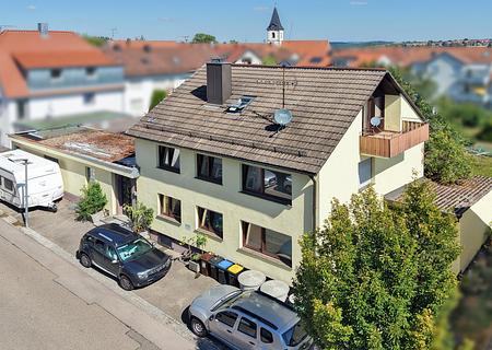 Großzügiges Mehrfamilienhaus mit Nebengebäude und vielseitigen Nutzungsmöglichkeiten - Vogelperspektive