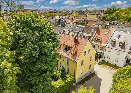 Besonderes Stadthausjuwel: Charaktervolles Zweifamilienhaus mit großzügigem Gestaltungspotenzial - Charmanter Freiraum