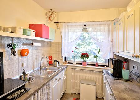 Gepflegte 2-Zimmer-Eigentumswohnung mit Balkon und Garage in ruhiger Lage von Bad Wildbad - Küche