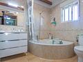 Sehr schöne Landhaus-Villa mit 3 Schlafzimmern, 2 Bädern, Dachterrasse und Privatpool