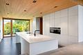 The perfect style: Einmalige Architektenvilla im Starnberger Süden - Küche mit Blick ins Esszimmer