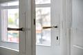 Historischer Charme: Stilvolle Altbauwohnung mit flexiblem Raumangebot - Altbau mit Loggia
