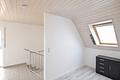 Vermietete Maisonettewohnung in Neckarnähe – Kapitalanlage mit Hauscharakter - Heller Flur im modernen Dachgeschoss