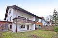 Charmante Doppelhaushälfte mit viel Platz für die Familie – Balkon, Garten & Garage - Rückansicht