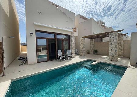 Moderne freistehende Villa mit privatem Pool und Dachterrasse