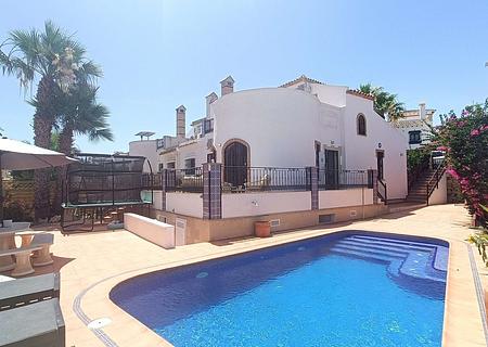 Außergewöhnliche Doppelhaushälfte mit 3 Schlafzimmern, 2 Bädern, separatem Gästebereich und privatem Pool im Herzen des La Finca Golf & Spa Resorts