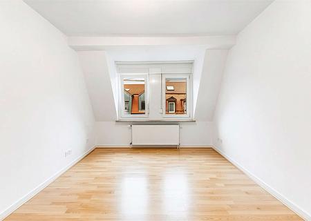 HEGERICH: Attraktive 2-Zimmer-Wohnung mit Dachgeschoss-Charme für Singles, Paare oder Kapitalanleger - Wohnzimmer - (KI generiert)