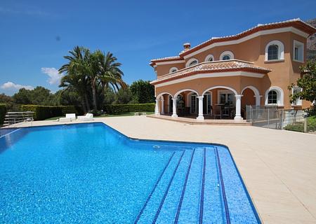 Erstklassige Villa mit Infinity-Pool, Barbecue, Spielplatz, Doppelgarage, Keller, Garten, Balkon, Terrasse, viele Details, auf der Südseite von Montgó