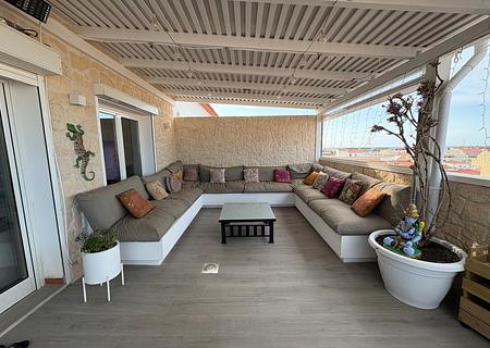 Renovierte Maisonette-Wohnung mit 50 m² Terrasse und Meer- und Burgblick im Zentrum von Dénia