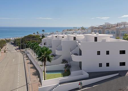 Erdgeschoss-Wohnungen mit 2 Schlafzimmern, 2 Bädern, Klimaanlage, Tiefgaragenstellplatz, Meerblick und Gemeinschaftspool nur 300 m vom Strand