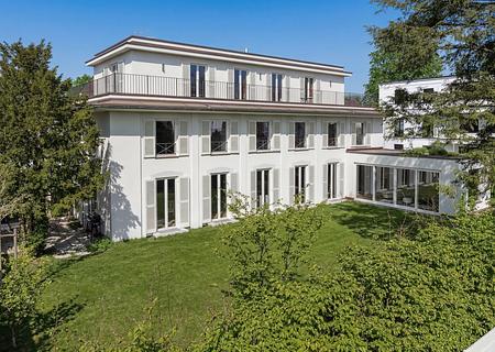 Ikonischer Chic in Gerner Toplage: Hochklassige Villa mit sechs Schlafzimmern - Außenaufnahme (Visualisierung)